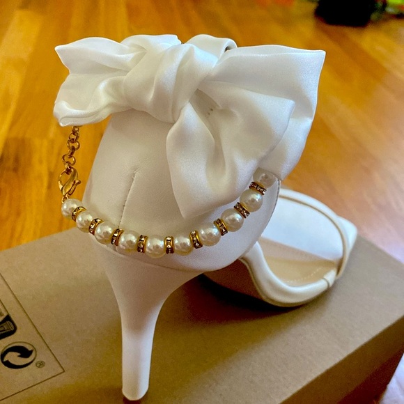 New!!!!! White heels! Size 9.5 Bride - Picture 4 of 9
